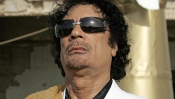 Каддафи начал раздавать населению оружие